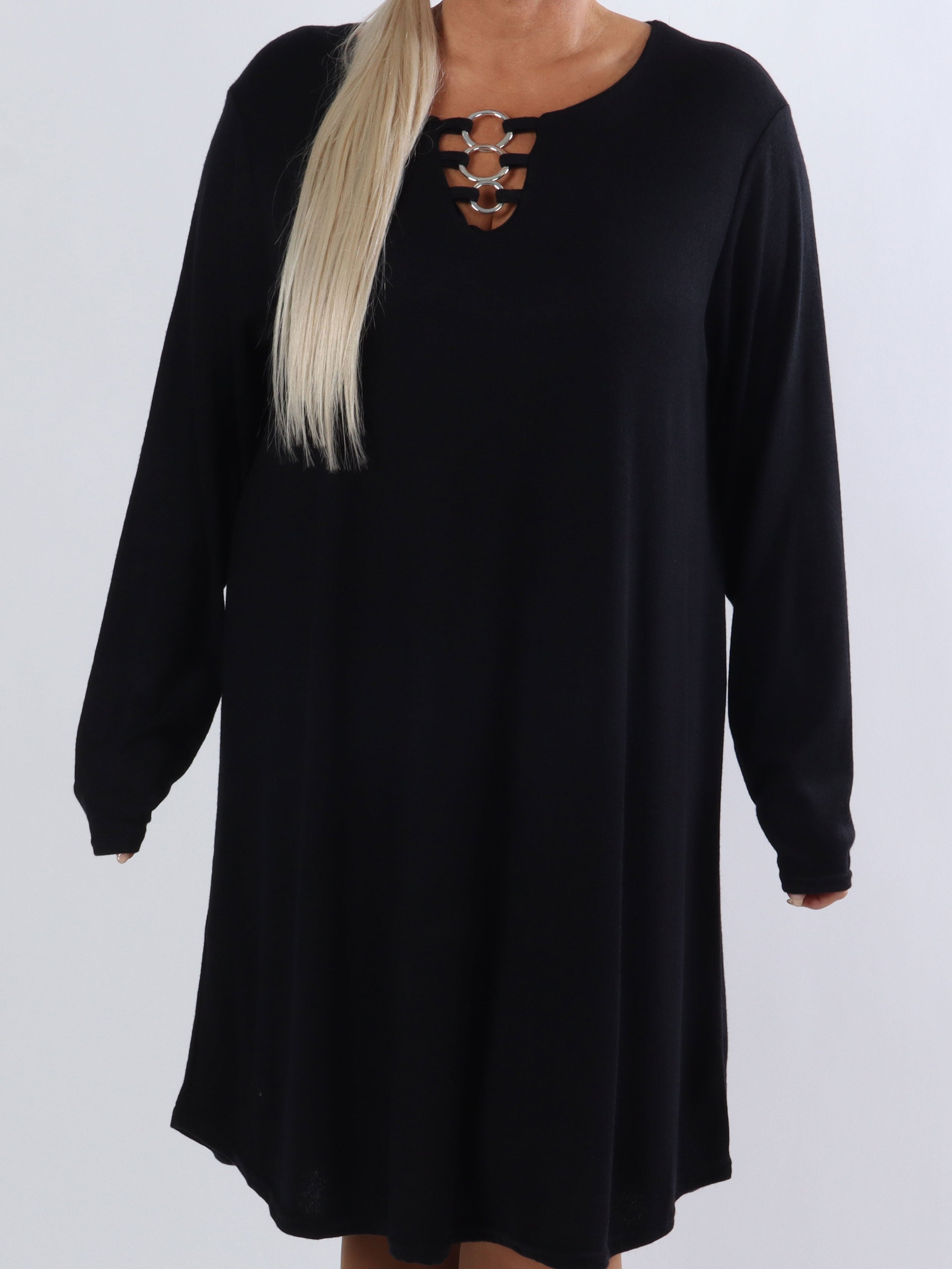 Sidsel - Dejlig blød plus size kjole med sølv ringe foran